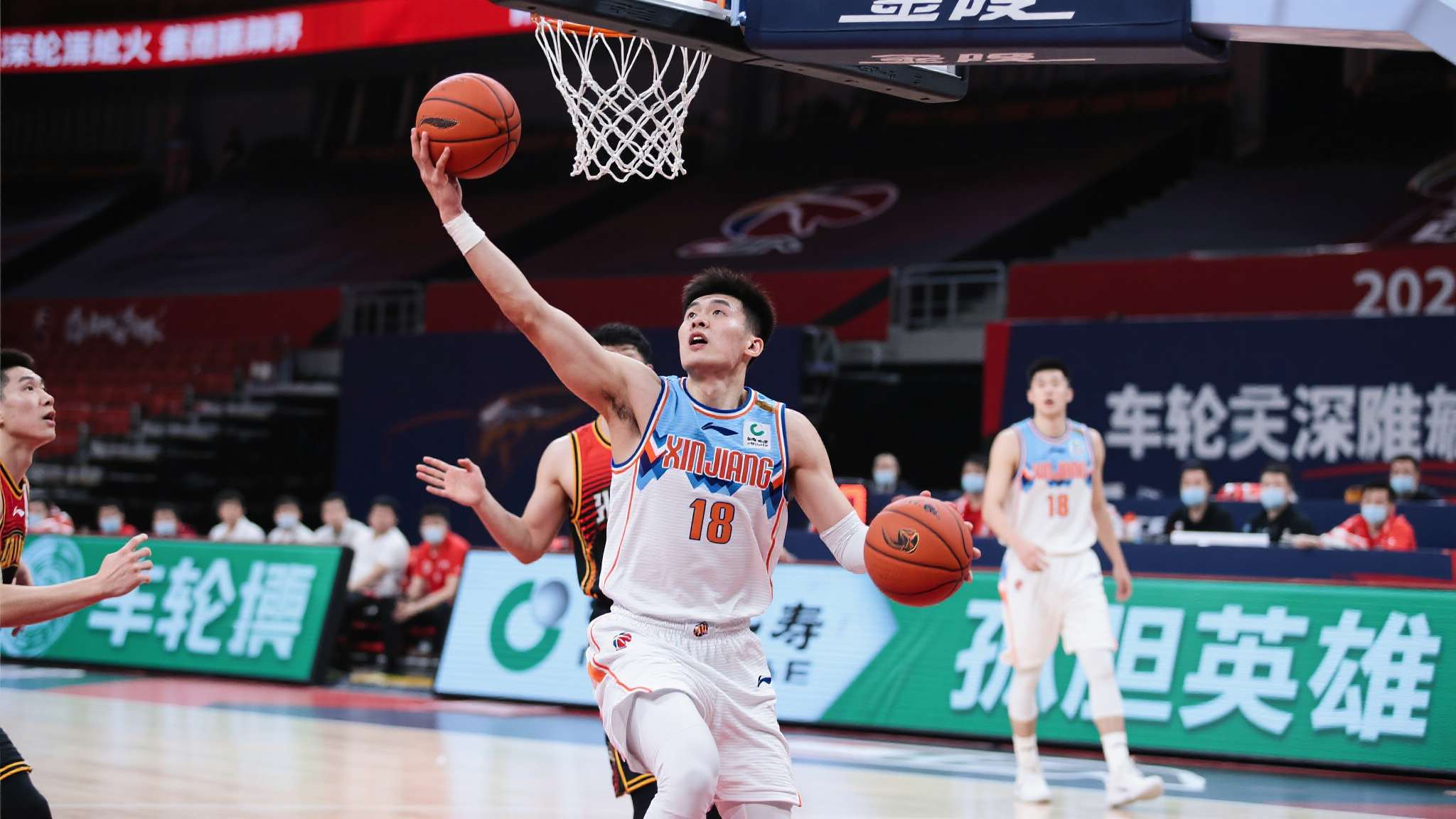 杨芮独揽18分2助攻难救新疆男篮32分惨败深圳 杨芮独揽18分2助攻难救新疆男篮32分惨败深圳